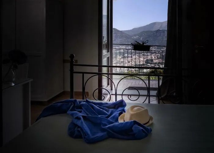 Monica Oda ve Kahvaltı 4*